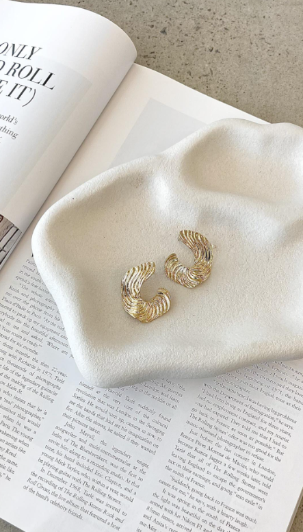 Audrey Wavy Textured Earrings